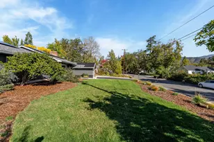 740 NW Kinney St, Grants Pass, OR 97526 - Photo 40