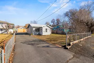 5071 Harlan Dr, Klamath Falls, OR 97603 - Photo 2