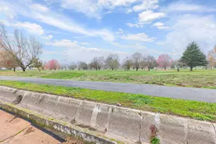 210 Sycamore Dr, Grants Pass, OR 97526 - Photo 22