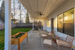 1645 NW Williamsburg Dr, Grants Pass, OR 97526 - Photo 32