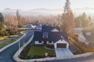 1645 NW Williamsburg Dr, Grants Pass, OR 97526 - Photo 2