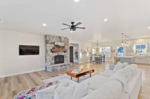 1645 NW Williamsburg Dr, Grants Pass, OR 97526 - Photo 6