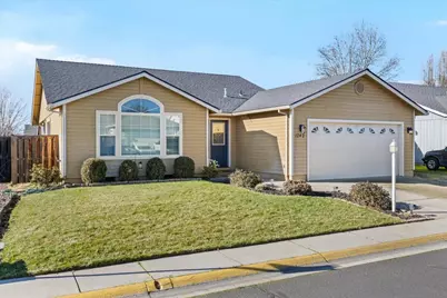 1242 Hawk Drive, Central Point, OR 97502 - Photo 2