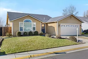 1242 Hawk Dr, Central Point, OR 97502 - Photo 2