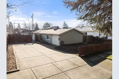 719 SW I Street, Grants Pass, OR 97526 - Photo 30