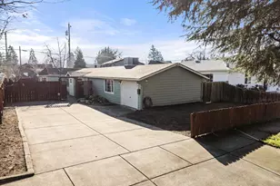 719 SW I St, Grants Pass, OR 97526 - Photo 30
