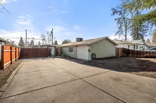 719 SW I St, Grants Pass, OR 97526 - Photo 20