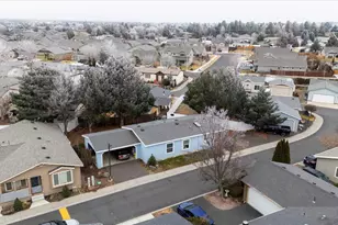 2550 SW Yarrow Creek Dr, Redmond, OR 97756 - Photo 2