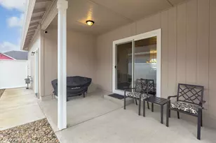 972 SW Blackberry Ln, Grants Pass, OR 97527 - Photo 2