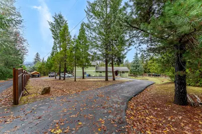 792 Summit Loop, Grants Pass, OR 97527 - Photo 2