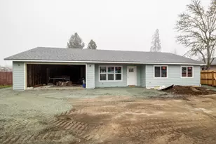 1228 SW Oak St, Grants Pass, OR 97526 - Photo 2