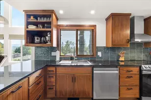 956 NE Beacon Dr, Grants Pass, OR 97526 - Photo 16