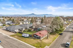 348 N 6th St, Central Point, OR 97502 - Photo 22