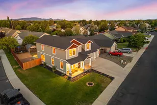 2228 NW 22nd St, Redmond, OR 97756 - Photo 2