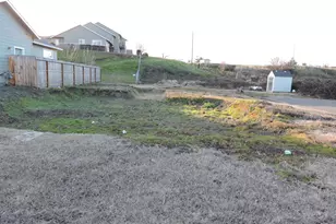 301 Oak Valley Dr, Talent, OR 97540 - Photo 1