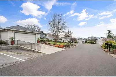 2414 Heritage Way, Medford, OR 97504 - Photo 4