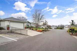 2414 Heritage Way, Medford, OR 97504 - Photo 4