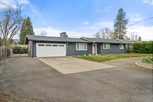 2011 Archer Dr, Medford, OR 97501 - Photo 2