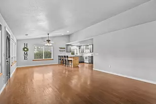 388 Crystal Dr, Eagle Point, OR 97524 - Photo 6