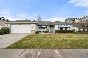 802 Brandon St, Central Point, OR 97502 - Photo 1