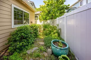 2096 Creek Dr, Ashland, OR 97520 - Photo 8