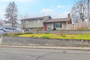 58 SW Western Ave, Grants Pass, OR 97526 - Photo 1