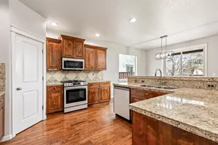 388 NW 29th St, Redmond, OR 97756 - Photo 8