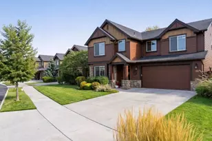 388 NW 29th St, Redmond, OR 97756 - Photo 2