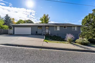 1093 NE Hillcrest Dr, Grants Pass, OR 97526 - Photo 2