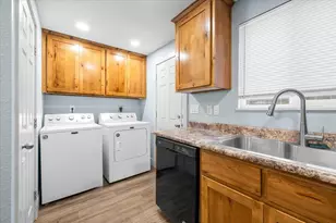 381 Benson St, Medford, OR 97501 - Photo 8