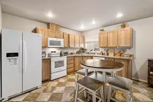 2395 SW Yarrow Creek Dr, Redmond, OR 97756 - Photo 6