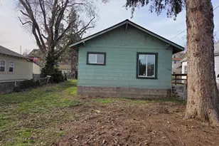718 N 10th St, Klamath Falls, OR 97601 - Photo 1