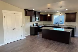 2975 Stonebrook Dr, Medford, OR 97504 - Photo 4