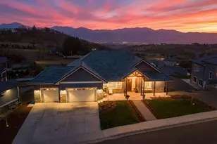 5623 Autumn Park Dr, Medford, OR 97504 - Photo 2