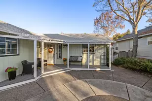 674 Berry Ln, Ashland, OR 97520 - Photo 2