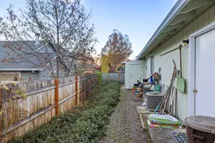 674 Berry Ln, Ashland, OR 97520 - Photo 32