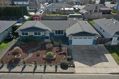 736 Hemlock Avenue, Central Point, OR 97502 - Photo 1