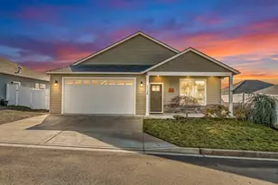 1730 Luxor Ln, Medford, OR 97504 - Photo 1