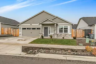 1637 Bronte Cir, Medford, OR 97504 - Photo 1