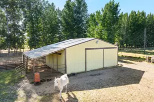 6131 Crater Lake Hwy, Central Point, OR 97502 - Photo 2