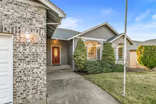 4770 Cloudcrest Dr, Medford, OR 97504 - Photo 2