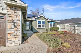 672 Shadow Wood Dr, Medford, OR 97501 - Photo 2