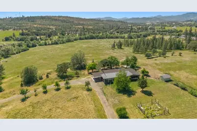 800 Hillandale Circle, Eagle Point, OR 97524 - Photo 16