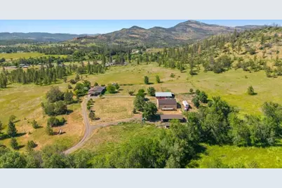 800 Hillandale Circle, Eagle Point, OR 97524 - Photo 2