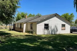 585 SW Fairgrounds Rd, Madras, OR 97741 - Photo 2