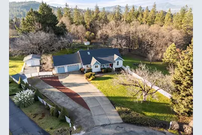 334 Village Lane, Grants Pass, OR 97527 - Photo 2