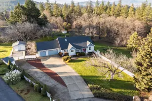 334 Village Ln, Grants Pass, OR 97527 - Photo 2