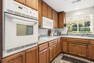 334 Village Ln, Grants Pass, OR 97527 - Photo 14