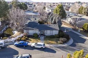 2380 SW Phlox Pond Dr, Redmond, OR 97756 - Photo 2