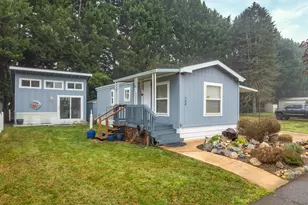 208 Chestnut Ln, Grants Pass, OR 97526 - Photo 2